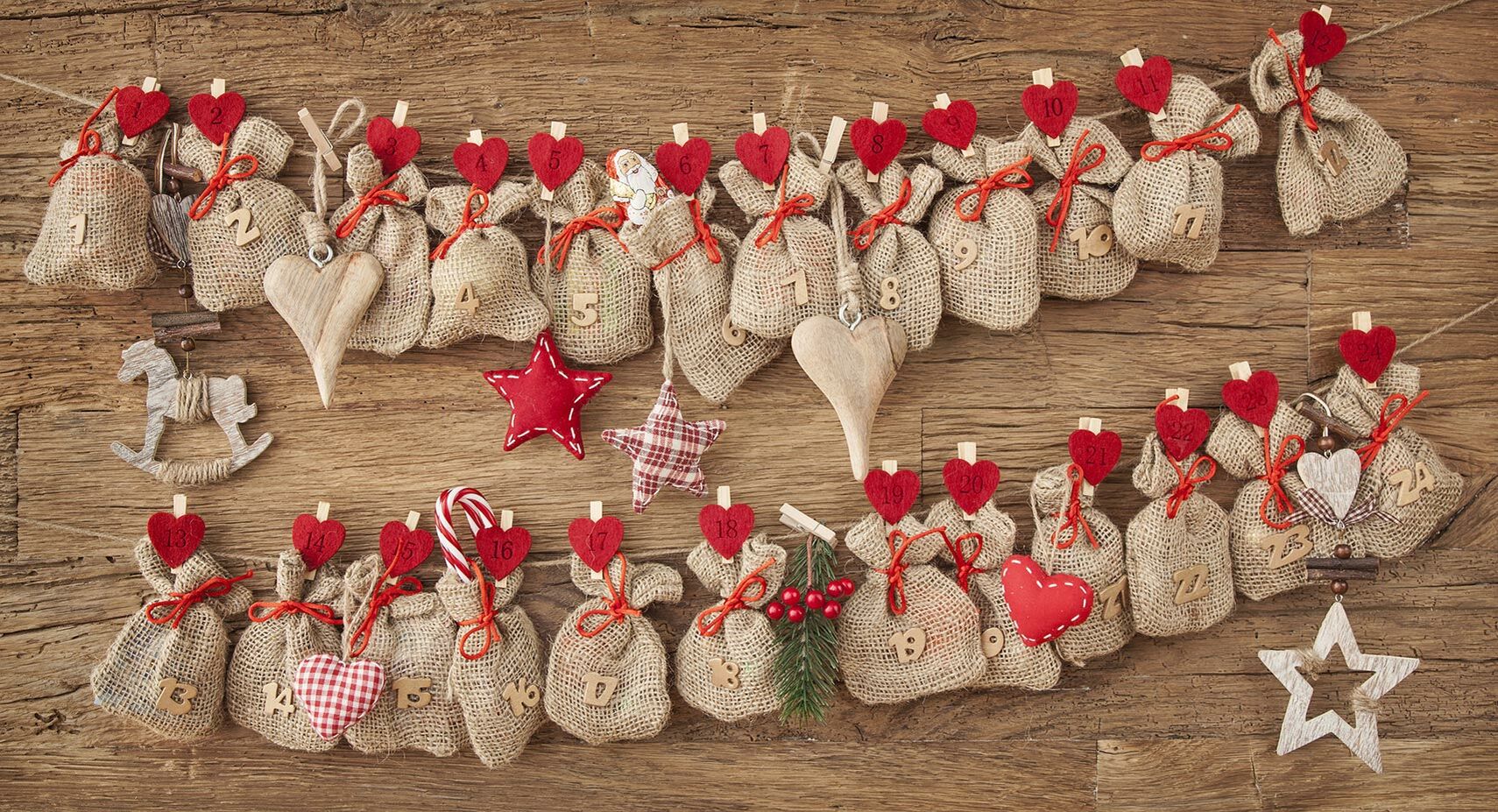 Adventskalender mit vielen einzelnen Säckchen.