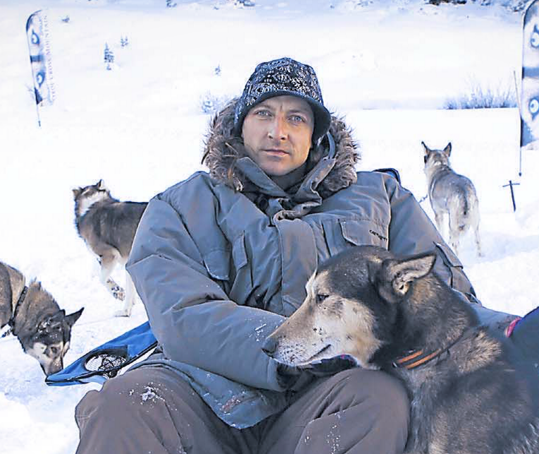 Tino Lesser mit Huskys im Schnee Ⓒ Anne Hartleb